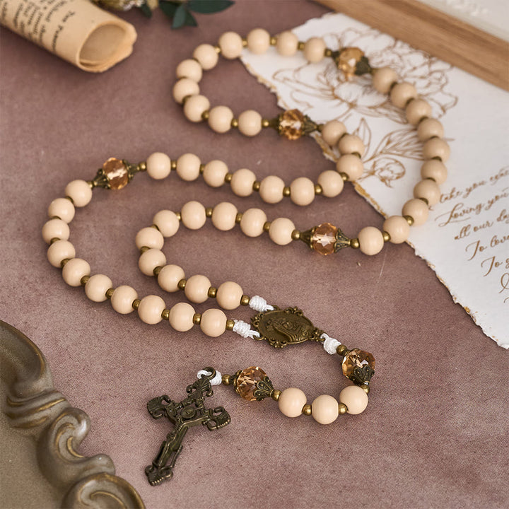 Rosenkranz aus beigefarbenen Perlen mit champagnerfarbenen Akzenten von Christianartworkshop : Erinnerung an Glauben und Ruhe für stille Momente - image 1