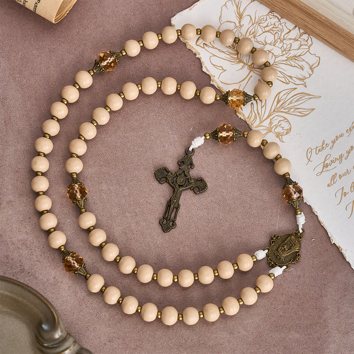 Rosenkranz aus beigefarbenen Perlen mit champagnerfarbenen Akzenten von Christianartworkshop : Erinnerung an Glauben und Ruhe für stille Momente - image 3