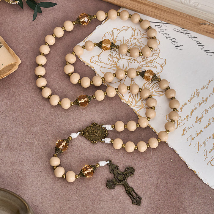 Rosenkranz aus beigefarbenen Perlen mit champagnerfarbenen Akzenten von Christianartworkshop : Erinnerung an Glauben und Ruhe für stille Momente - Unsere Liebe Frau und das Kruzifix - image 0