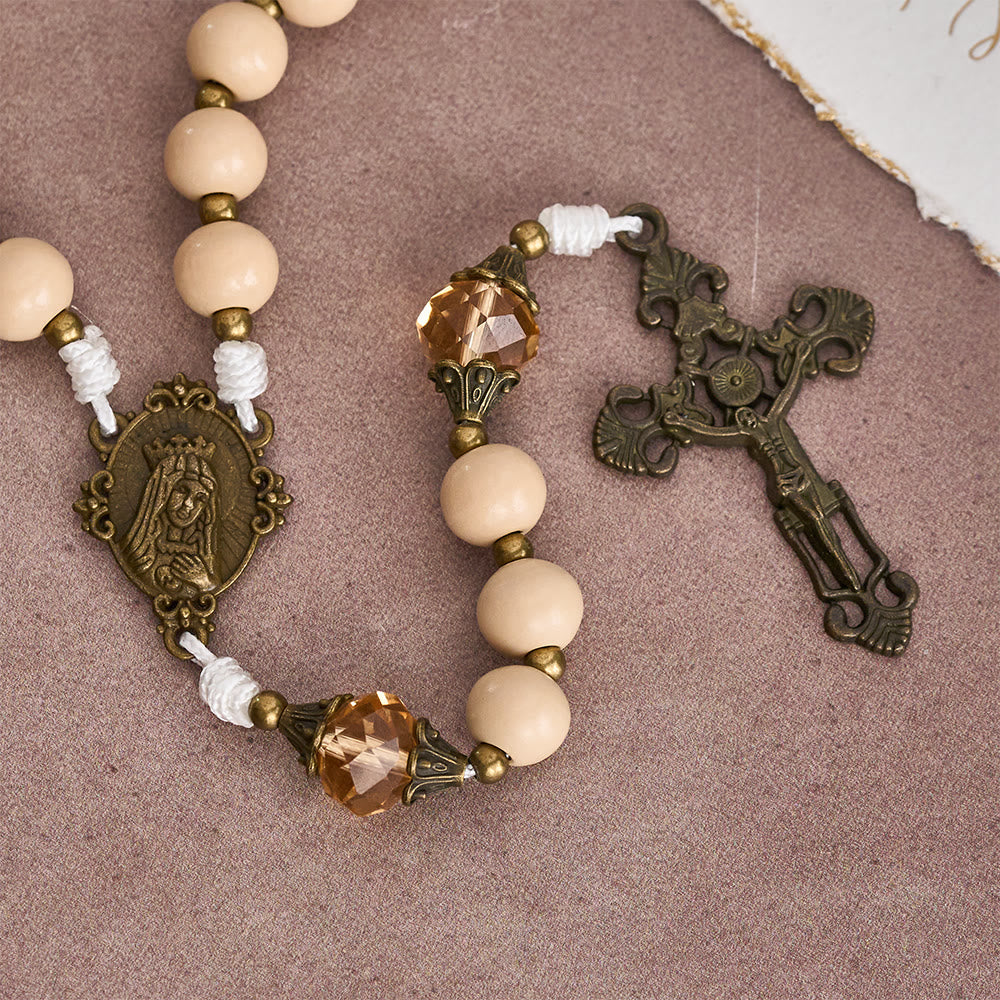 Rosenkranz aus beigefarbenen Perlen mit champagnerfarbenen Akzenten von Christianartworkshop : Erinnerung an Glauben und Ruhe für stille Momente - image 4
