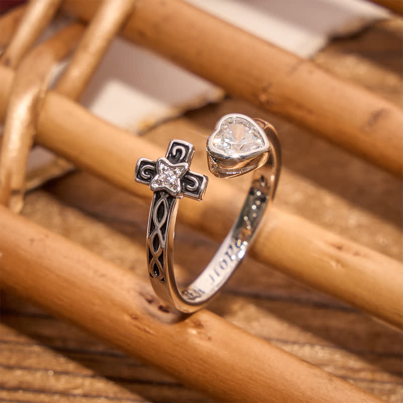 Christianartworkshop Ring mit eingraviertem Kreuz und Herz: Ein Zeichen sanften göttlichen Trostes - image 6