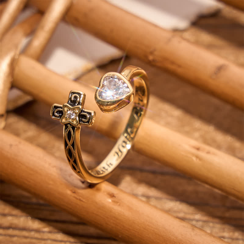 Christianartworkshop Ring mit eingraviertem Kreuz und Herz: Ein Zeichen sanften göttlichen Trostes - image 3
