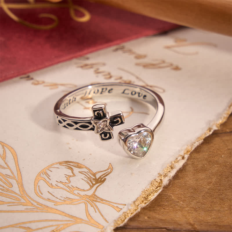 Christianartworkshop Ring mit eingraviertem Kreuz und Herz: Ein Zeichen sanften göttlichen Trostes - Silber (Geeignet für US-Größen 6-9) - image 4