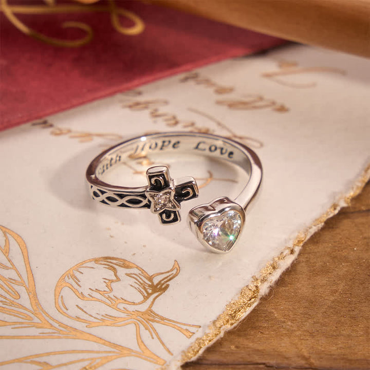 Christianartworkshop Ring mit eingraviertem Kreuz und Herz: Ein Zeichen sanften göttlichen Trostes - Silber (Geeignet für US-Größen 6-9) - image 4