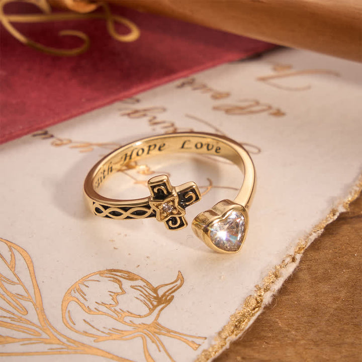 Christianartworkshop Ring mit eingraviertem Kreuz und Herz: Ein Zeichen sanften göttlichen Trostes - Golden (Geeignet für US-Größen 6-9) - image 1