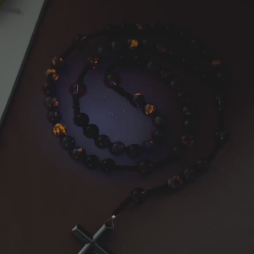 Christianartworkshop Rosenkranz mit farbwechselnden, leuchtenden Flammensteinperlen und Kreuz