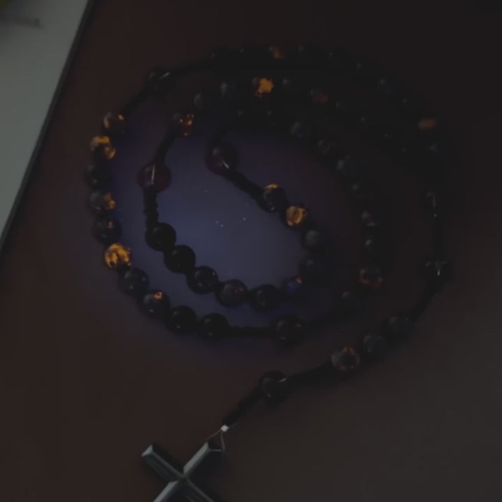 Christianartworkshop Rosenkranz mit farbwechselnden, leuchtenden Flammensteinperlen und Kreuz