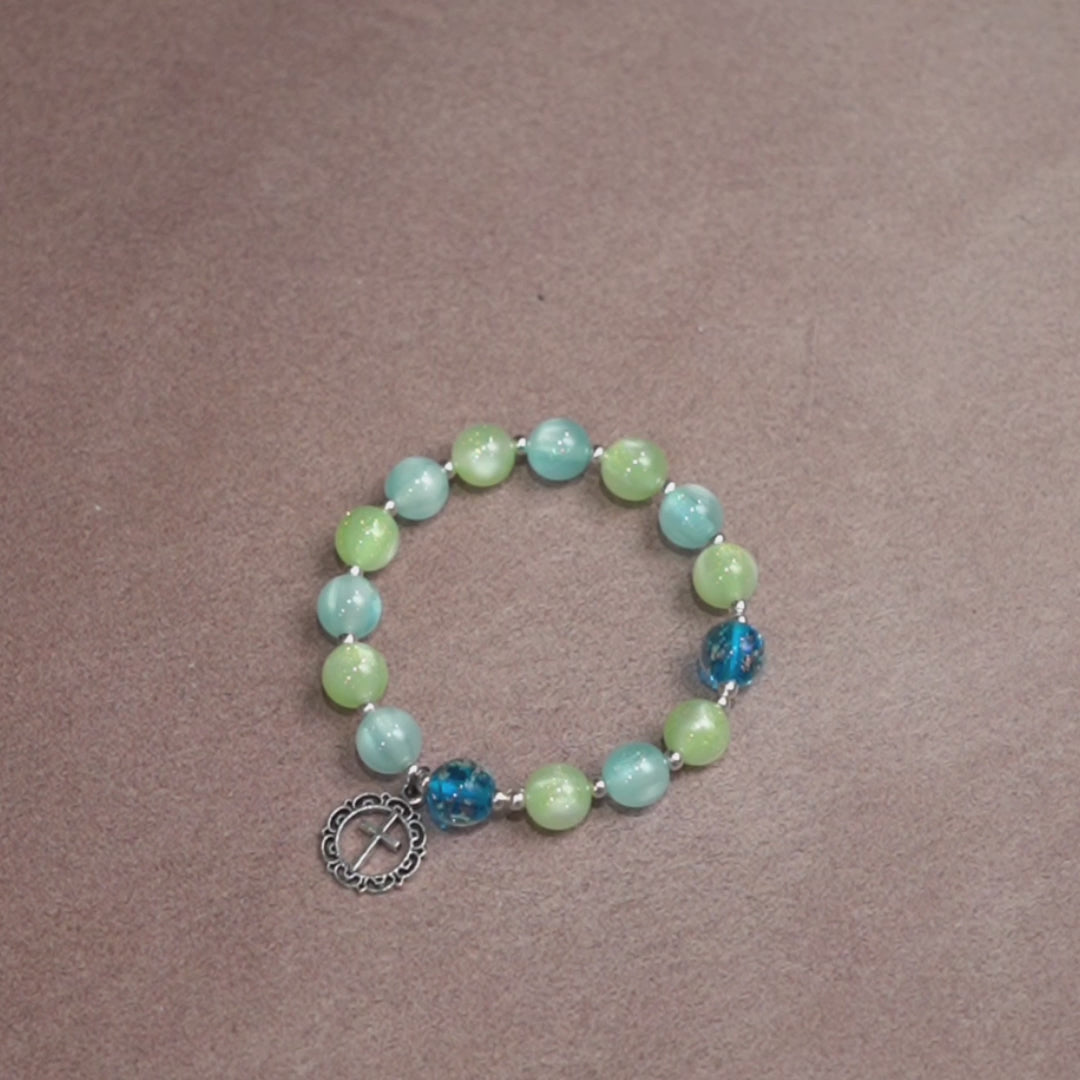 Christianartworkshop UV-wechselndes Glitzerperlenarmband mit verziertem Kreuz: Schimmert in leuchtenden Farben