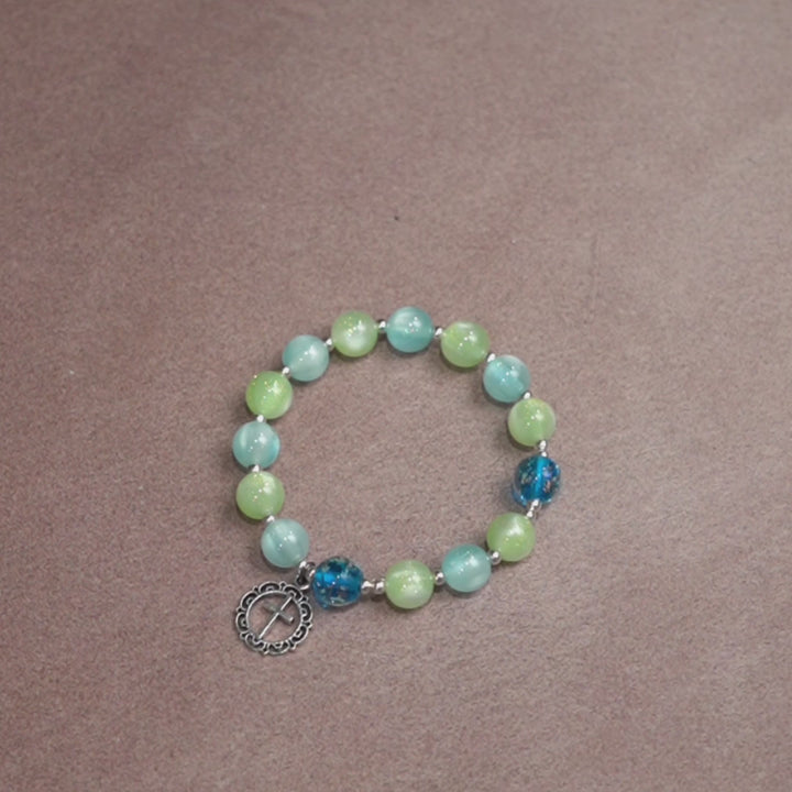 Christianartworkshop UV-wechselndes Glitzerperlenarmband mit verziertem Kreuz: Schimmert in leuchtenden Farben
